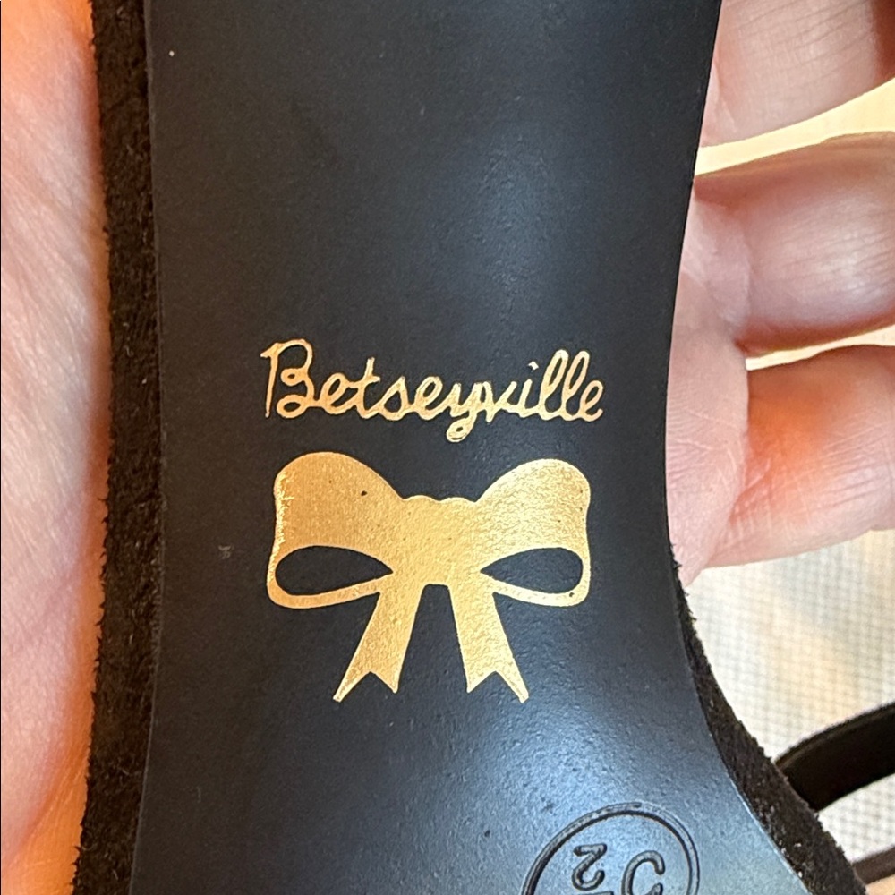 Betseyville by Betsey Johnson Beaux Suede Black Bow Heels Size 5 1/2 - Picture 8 of 13
